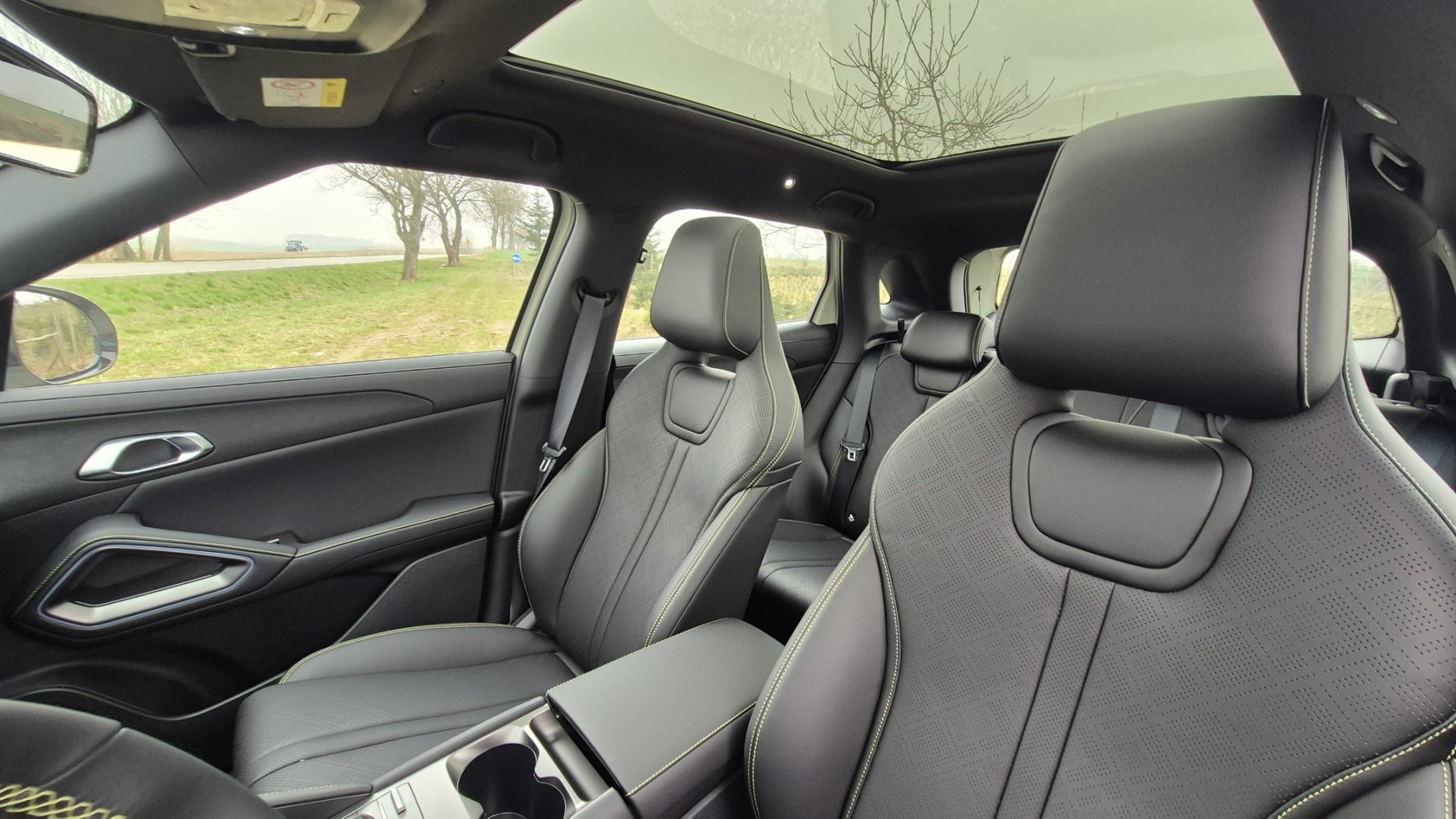 Khoang nội thất BYD Atto 2 với ghế da thiết kế thể thao và cửa sổ trời toàn cảnh