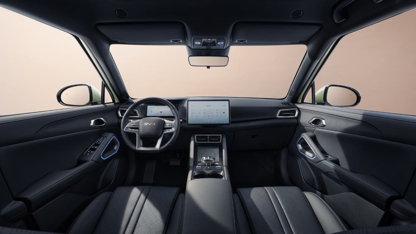 Khoang lái BYD Atto 2 với màn hình cảm ứng lớn và thiết kế hiện đại