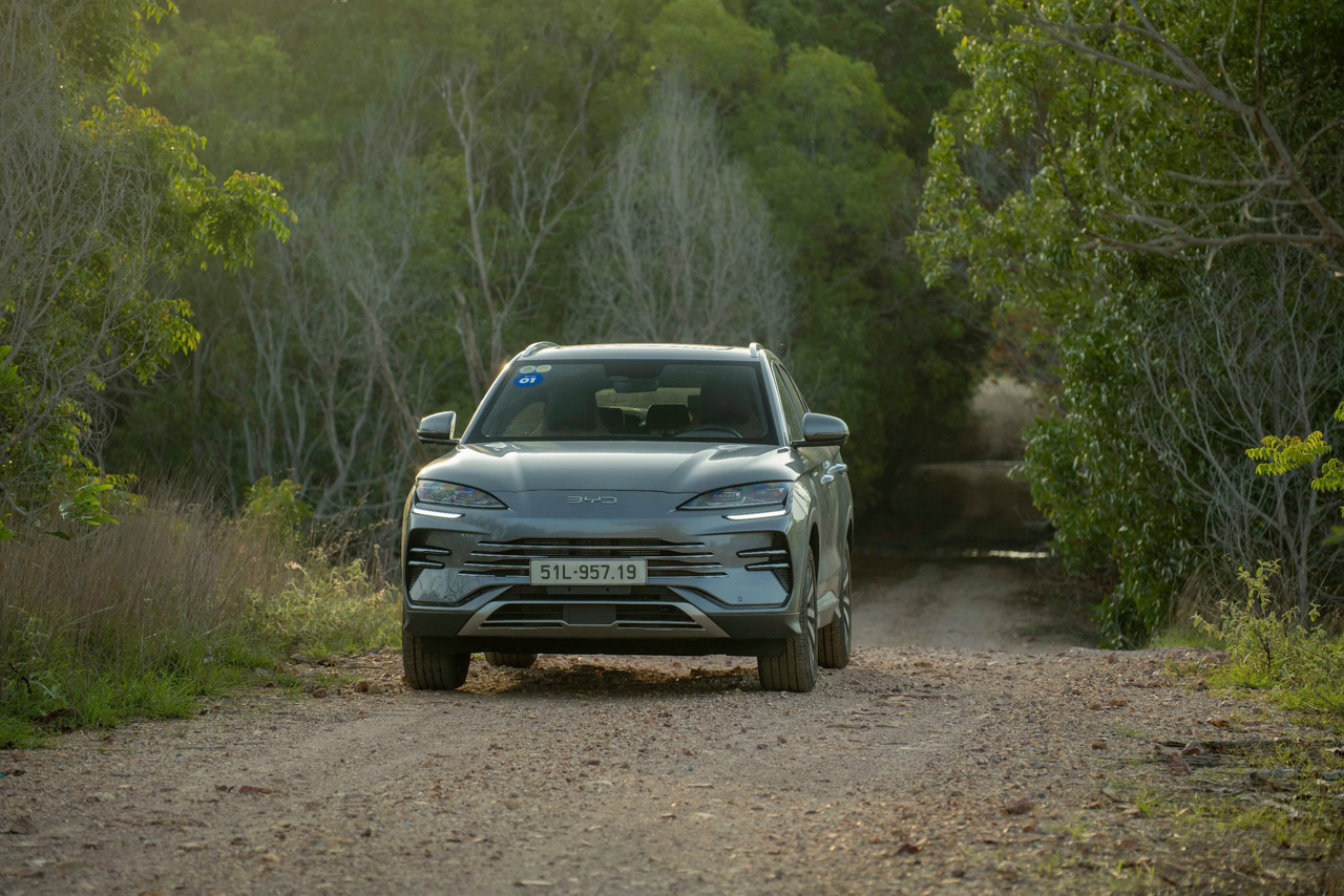 Hình ảnh xe BYD Sealion 6 trong hành trình từ Hà Nội đến Phan Thiết và thành tích 1795,1 km cho 1 lần sạc và đổ xăng đầy ấn tượng